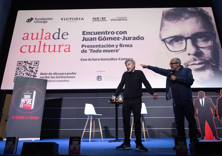 El escritor presenta en el Aula de Cultura de SUR su último 'best-seller', 'Todo muere', y da pistas sobre su próxima novela