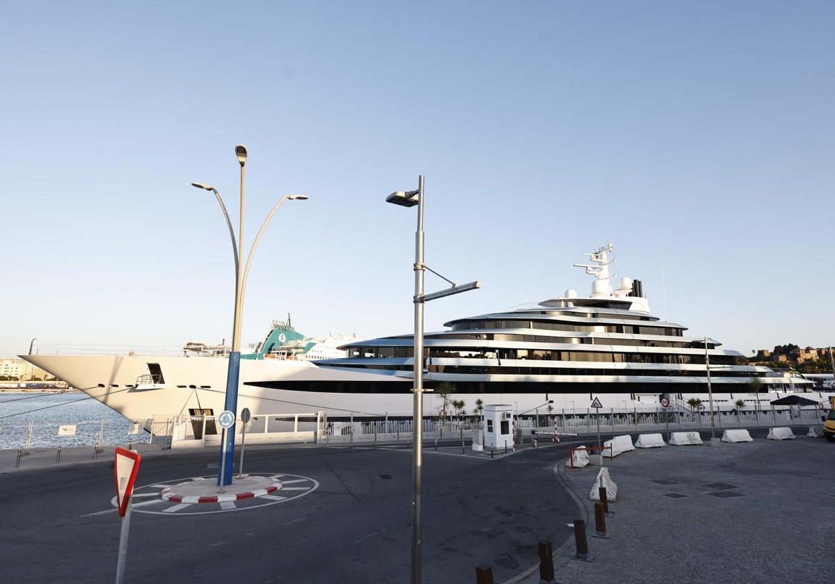 El megayate de la heredera de la cadena de supermercados Walmart hace escala en Málaga