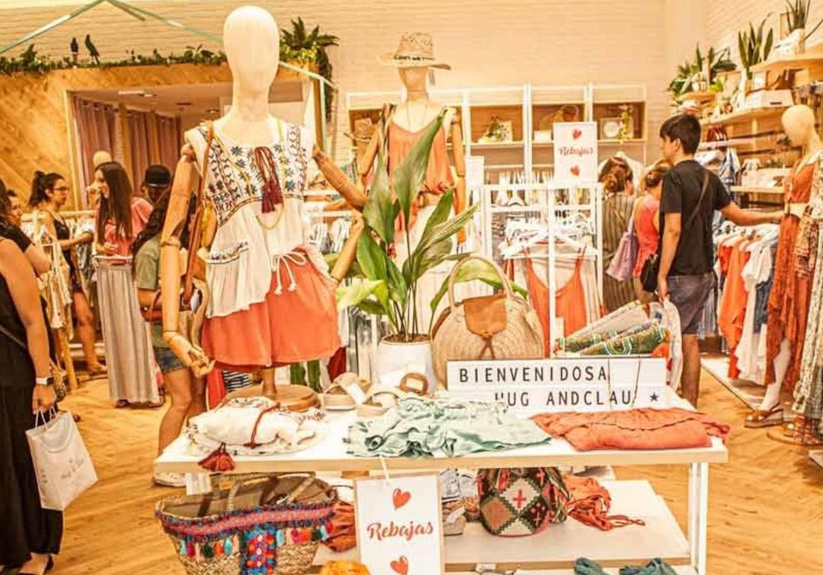 Los comercios de Málaga despiden el verano con la última apertura en domingo