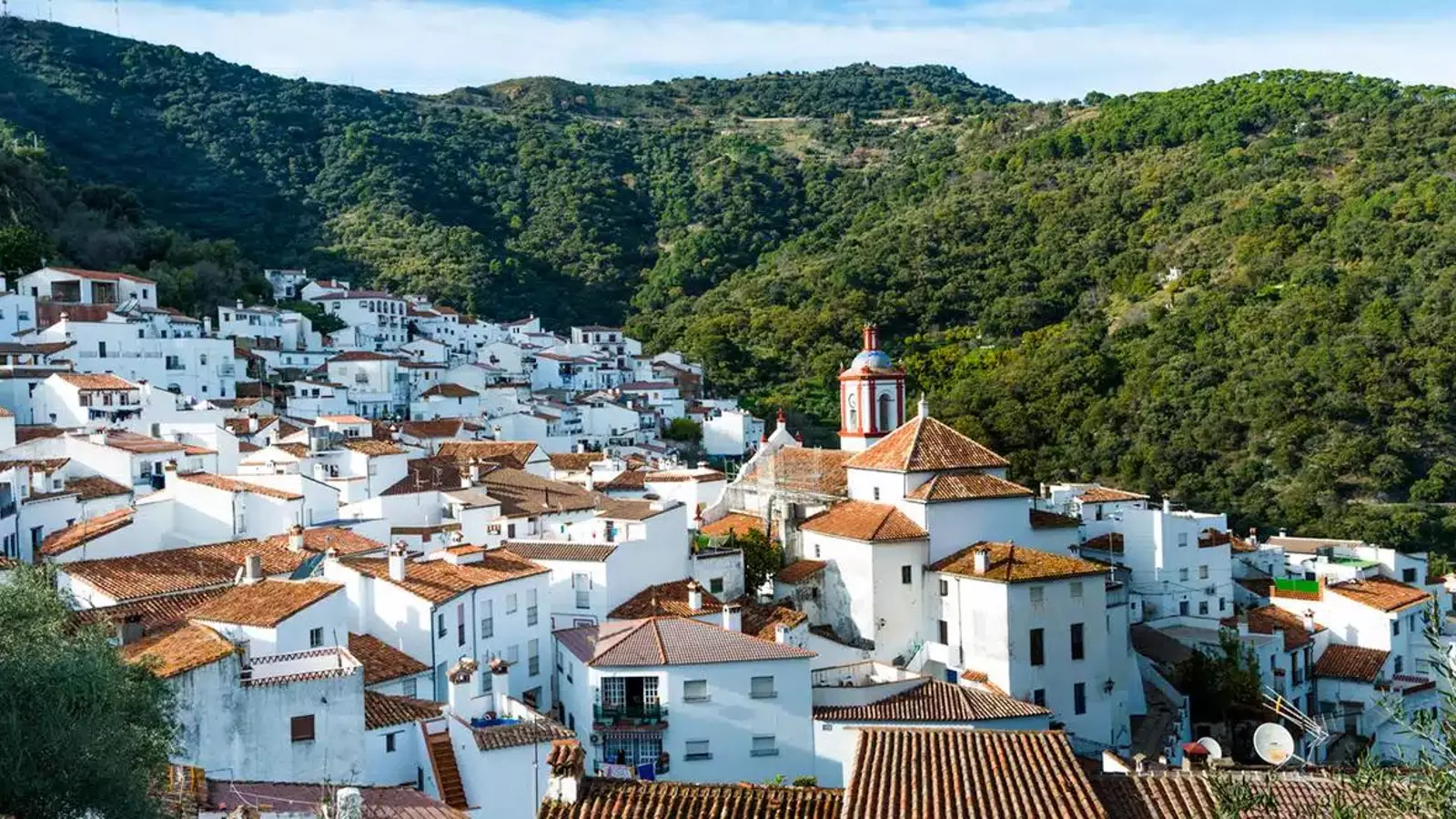 Este pueblo de Málaga te teletransporta al pasado con su mezcla de culturas y esplendor, sus calles son de película y su entorno mágico