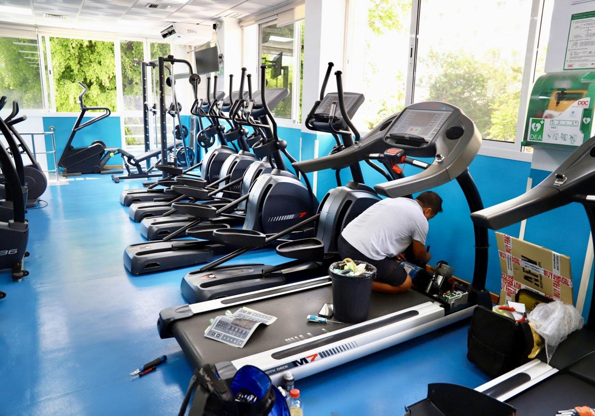 Marbella pone a punto el gimnasio municipal Rafael Vera con trabajos de mantenimiento de la maquinaria