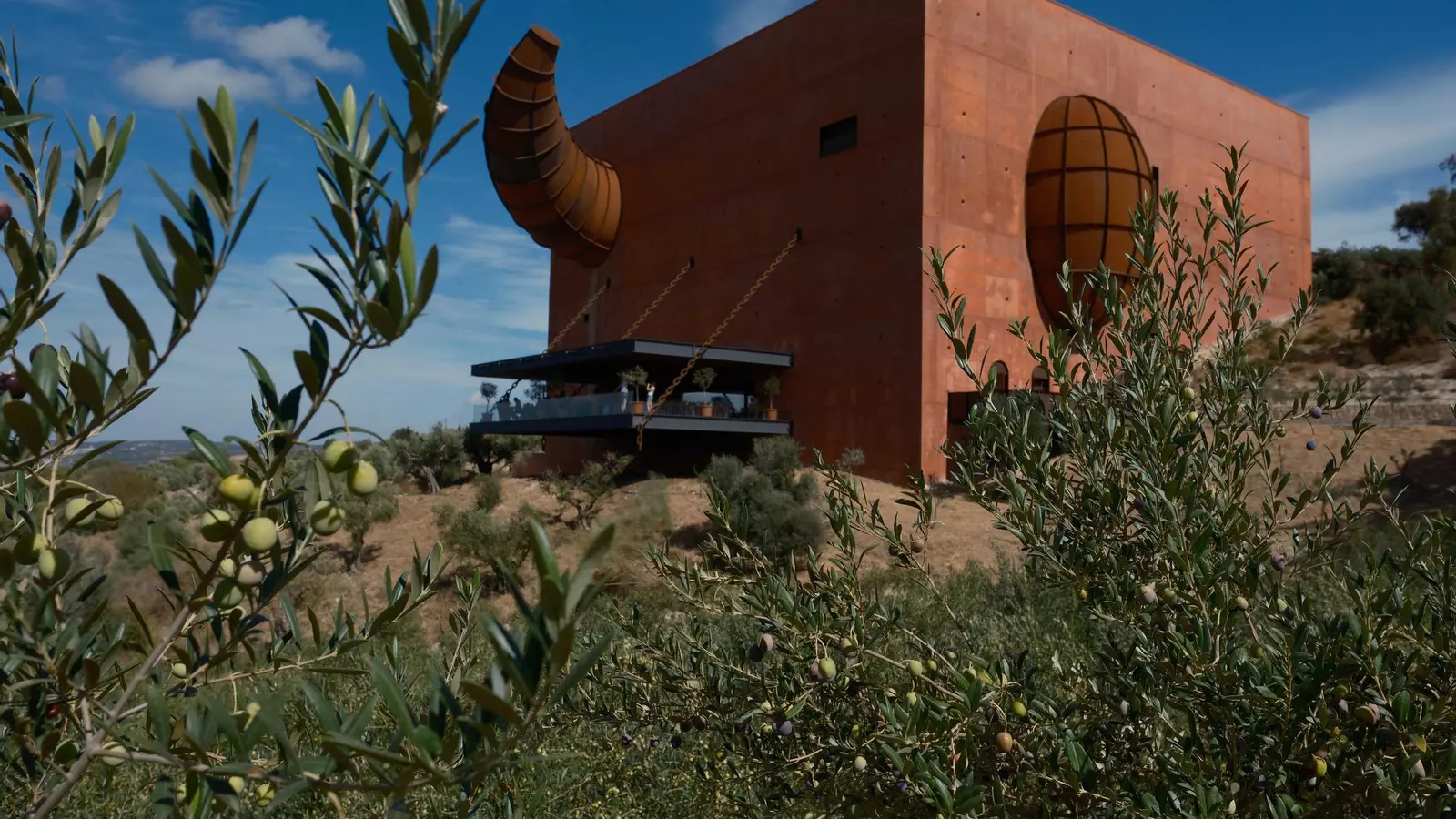 La Almazara Starck en Ronda celebra el primer aniversario con su primer aceite