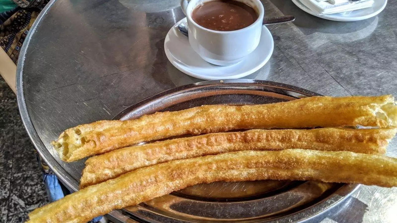 Lleva más de 90 años abierta, es la churrería más antigua de Málaga y sus churros y chocolate caliente son 