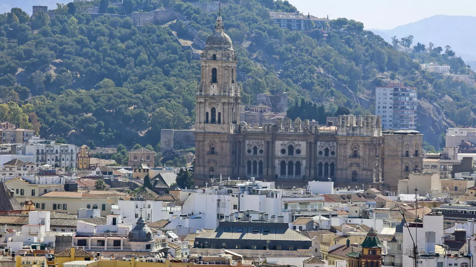 ¿Por qué a la Catedral de Málaga se la conoce como 'La Manquita'?