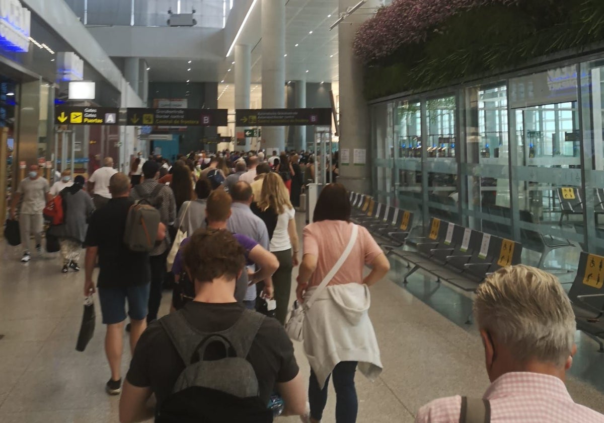 Primeras colas por el nuevo sistema de control de pasaportes en el aeropuerto de Málaga