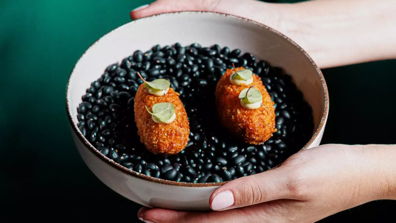 Así se prepara la mejor croqueta de Málaga en 2025: la receta de 'Los Pablos' con sabor a 'Plato de los Montes'