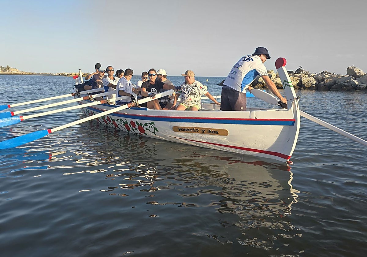 Un club de remo de Málaga restaura y devuelve al mar una jábega centenaria