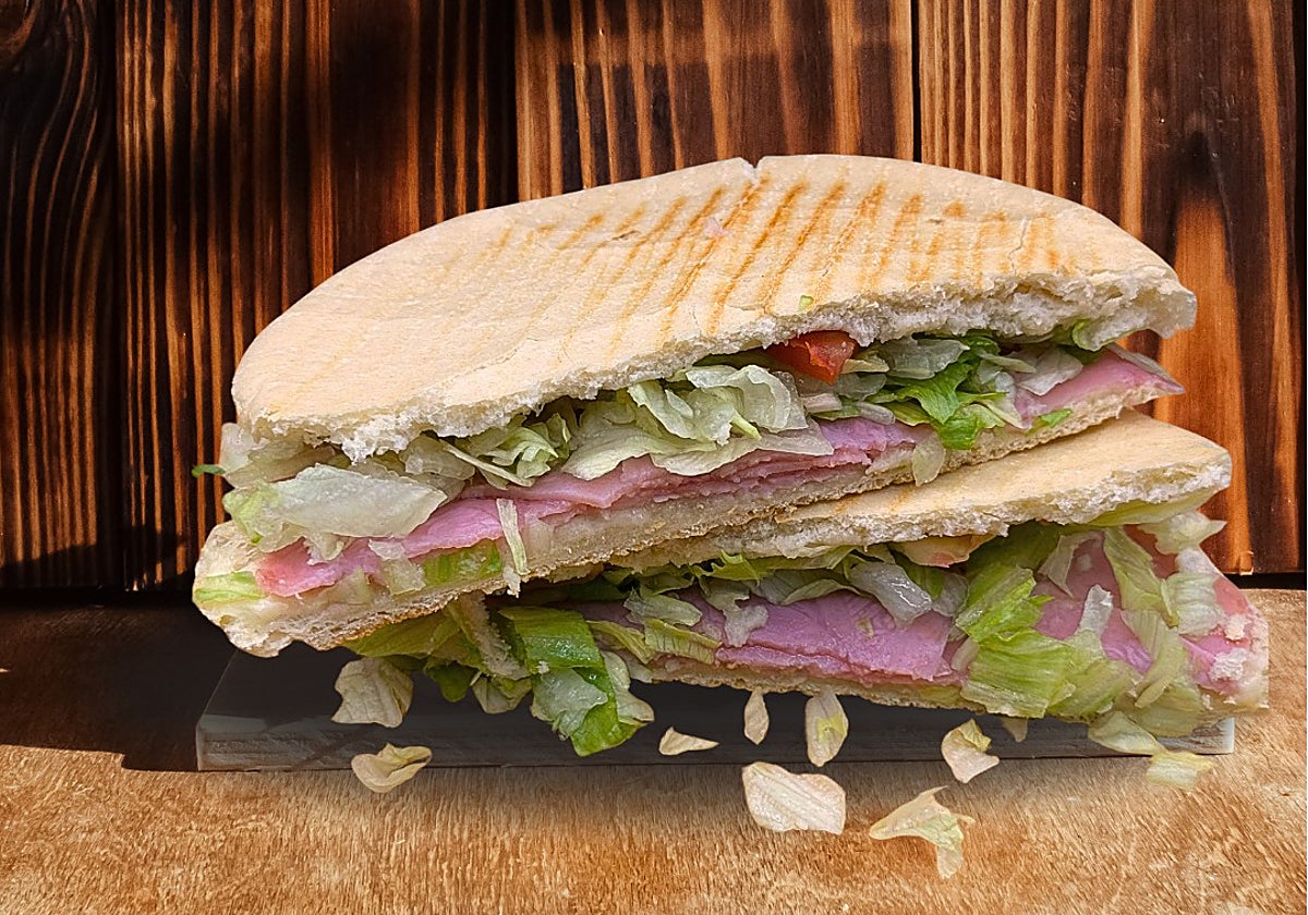 Camperos, hamburguesas y bocadillos XXL en Málaga: así es Lex Flavia, la bocatería más popular del barrio universitario