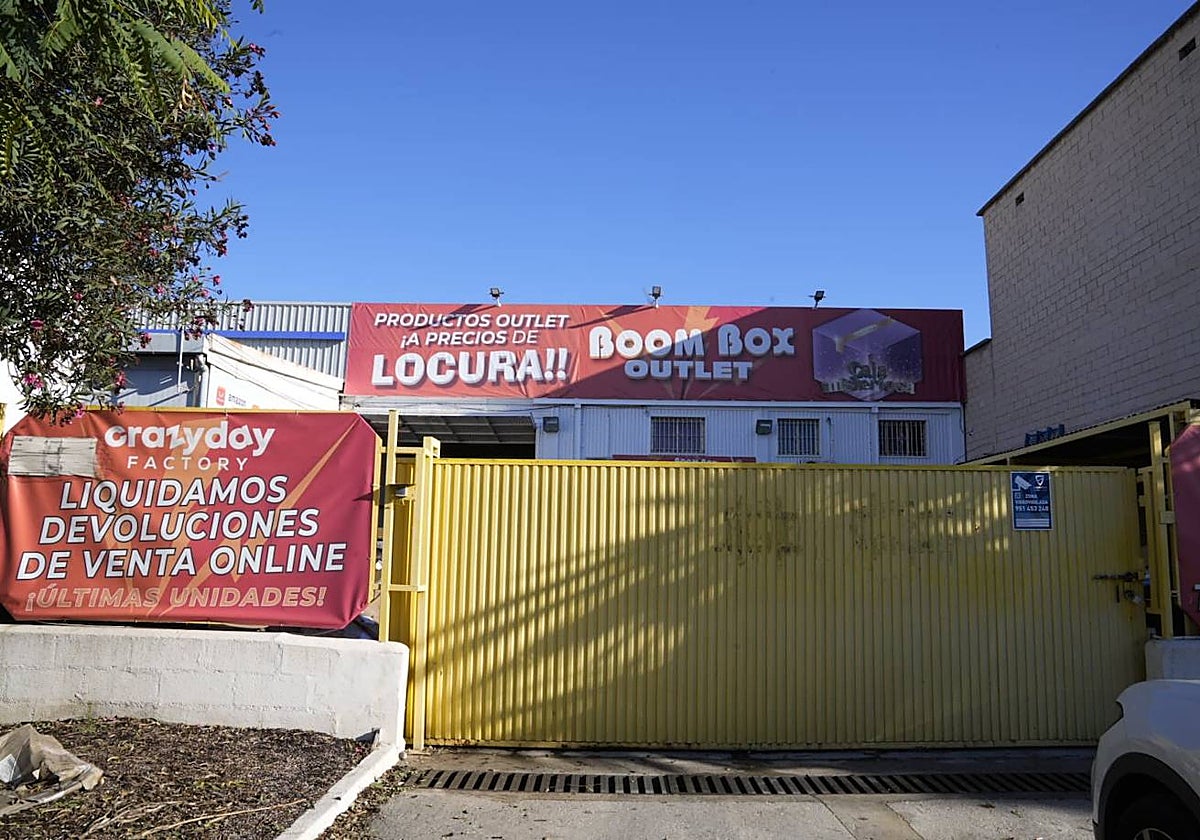 Abre en Málaga Boom Box, un nuevo negocio en el que conseguir paquetes de Amazon, Shein o Temu a precios de ganga