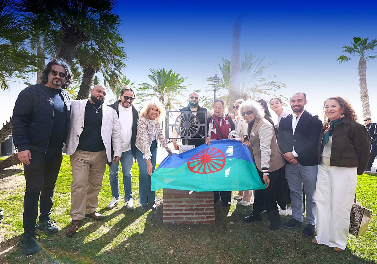 Marbella rinde homenaje al pueblo gitano con un monolito en el parque Antonio Montero Sánchez