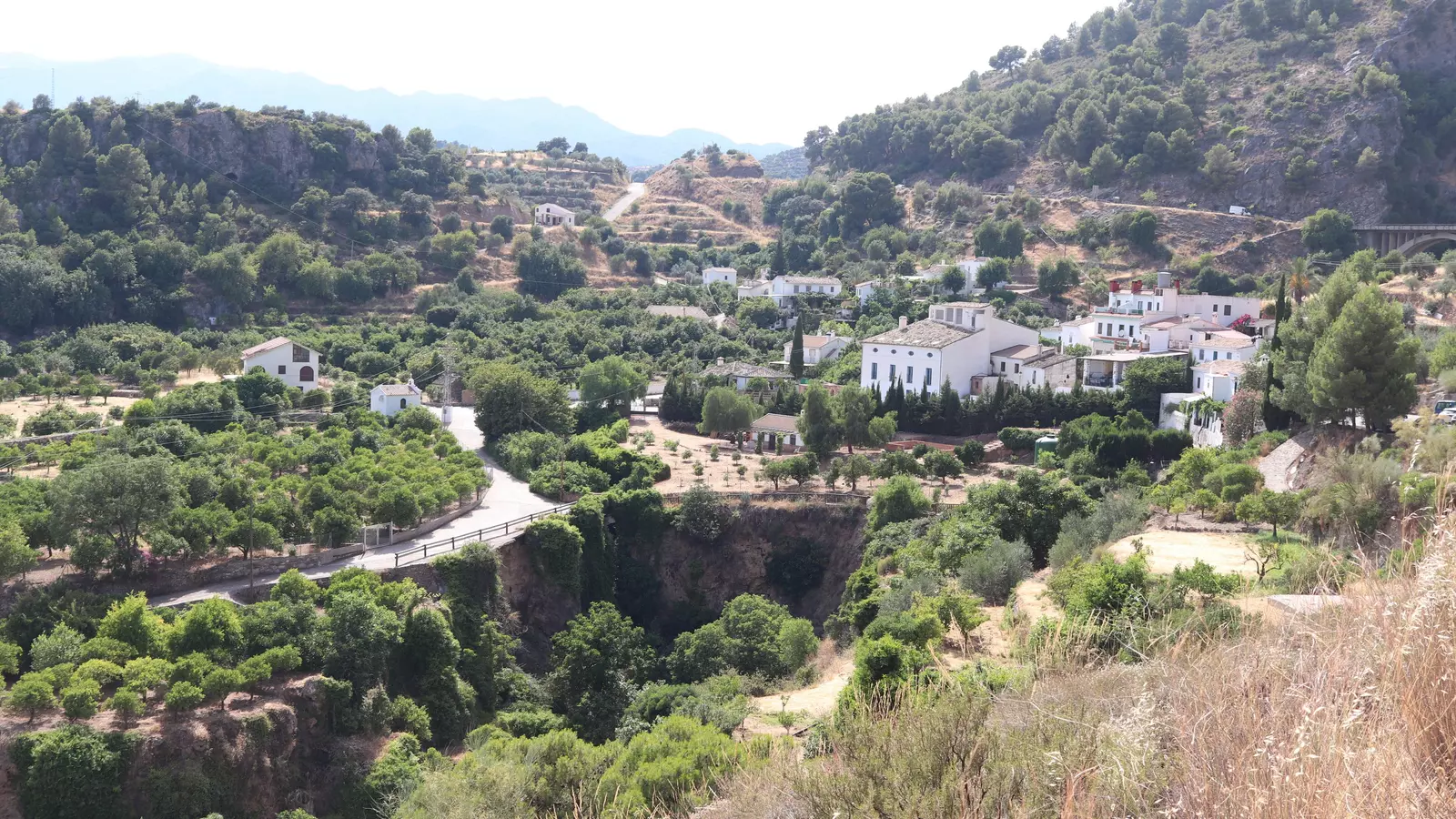 La aldea perdida en Málaga donde el único ruido es el del agua que recorre su verde entorno y con una venta escondida en una casa-cueva