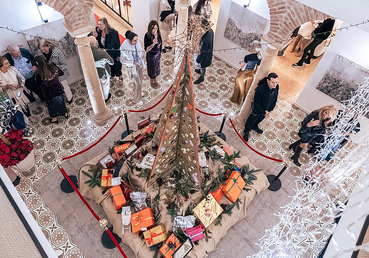 Marbella inaugura un árbol de Navidad hecho con cerca de 1.000 galletas