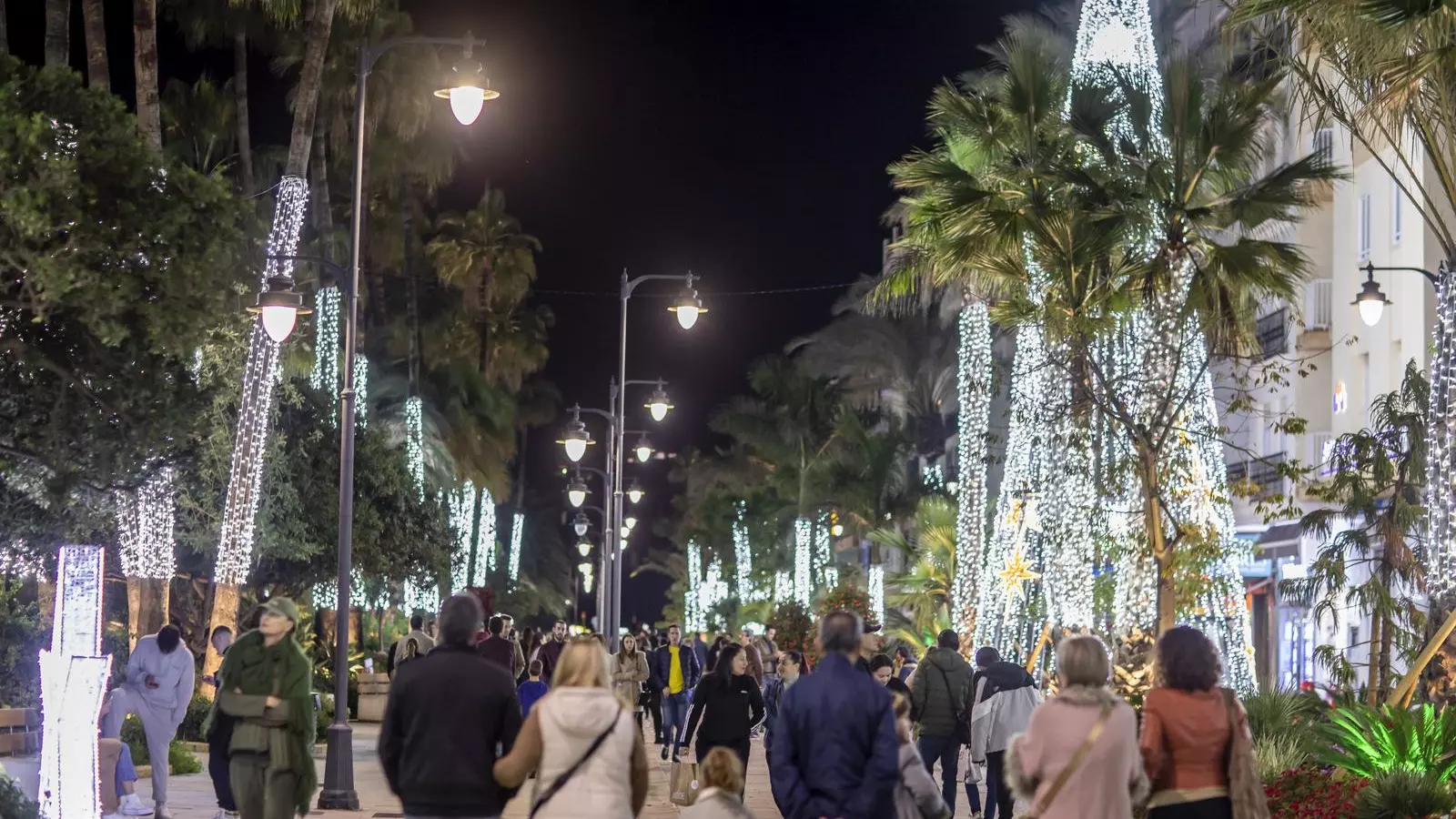 Estepona estrena este año un Parque Navideño con pista de hielo, coches de choque y la casa de Papá Noel