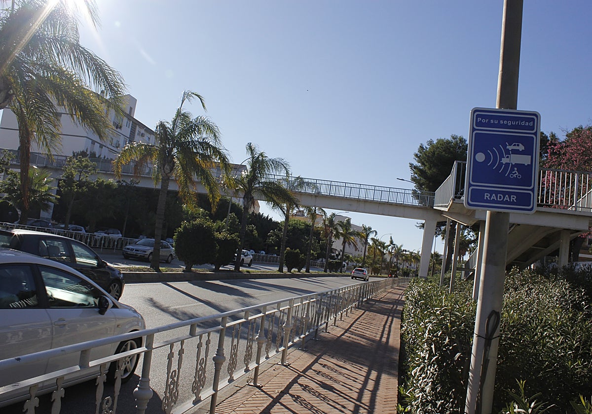 Un radar para controlar la velocidad en la rotonda de la Marcha Verde de Torremolinos