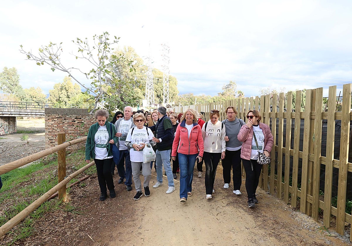 Marbella inaugura con una caminata el paseo fluvial del río Guadaiza tras su renaturalización