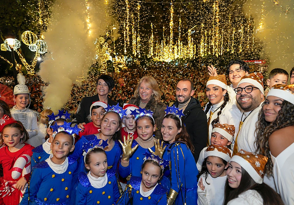 Marbella se vuelca con el encendido de su iluminación navideña al ritmo de una zambomba flamenca