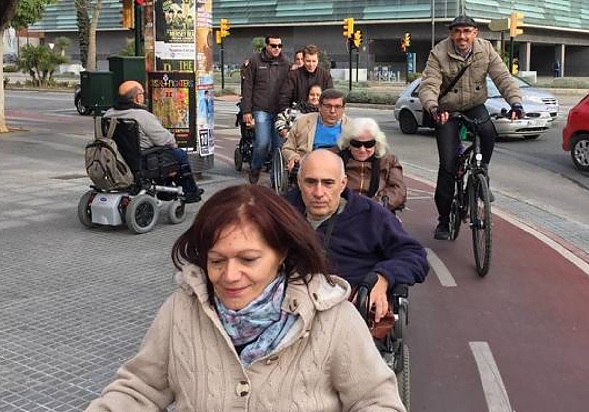 El que la sigue la consigue: las personas con discapacidad ya pueden usar el carril bici en Málaga