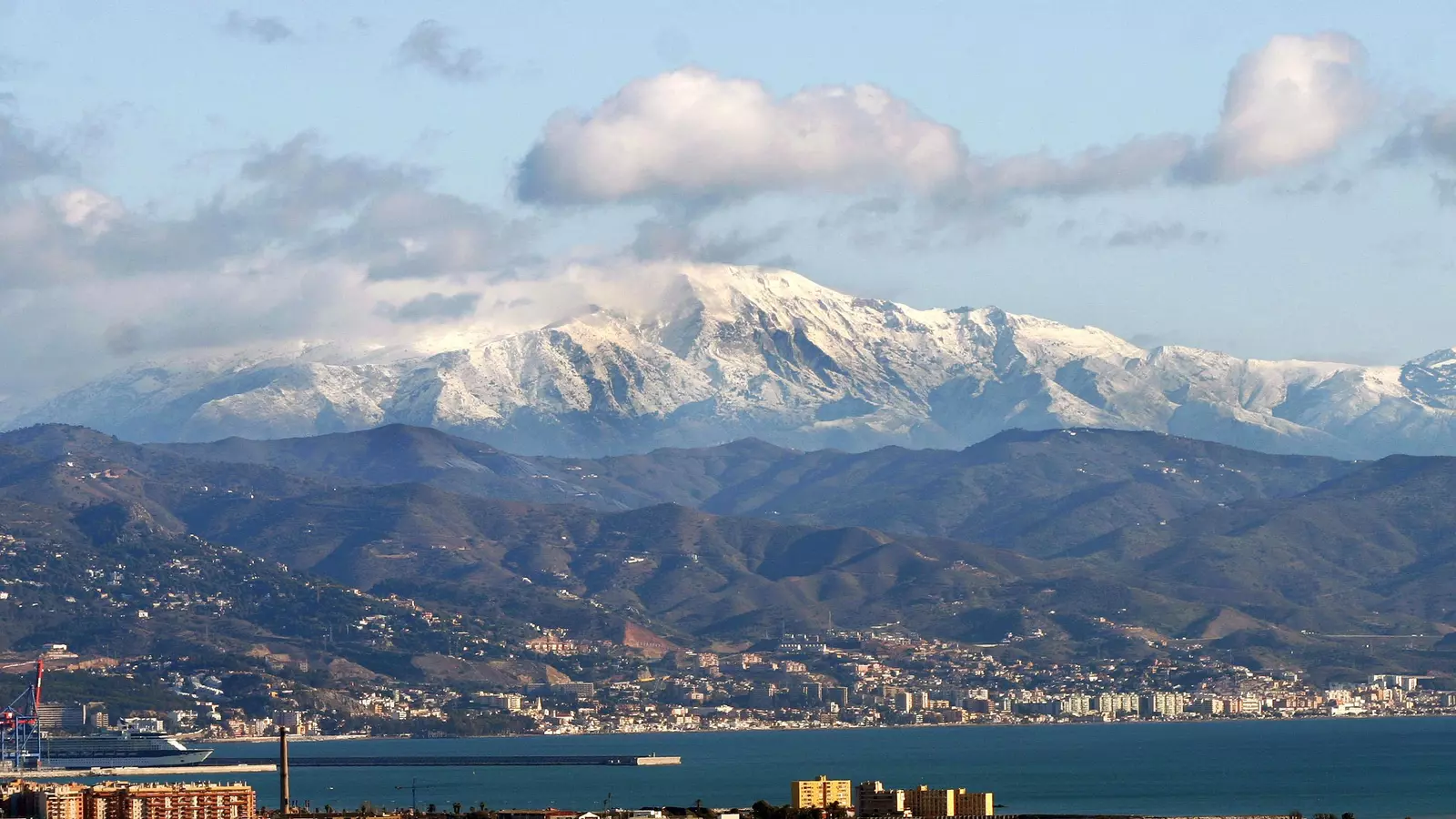La ruta más impresionante de Málaga cuando llega la nieve: ascenso invernal a La Maroma