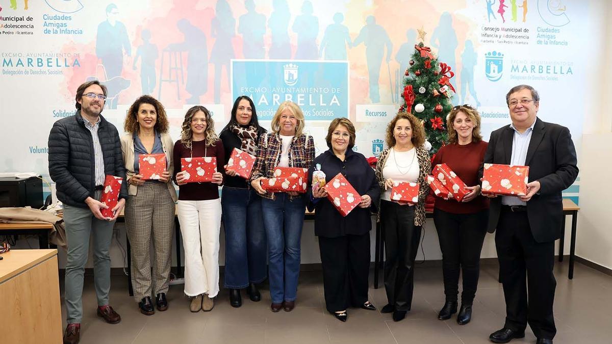 Hidralia dona 180 juguetes a entidades sociales de Marbella para niños en situación de exclusión