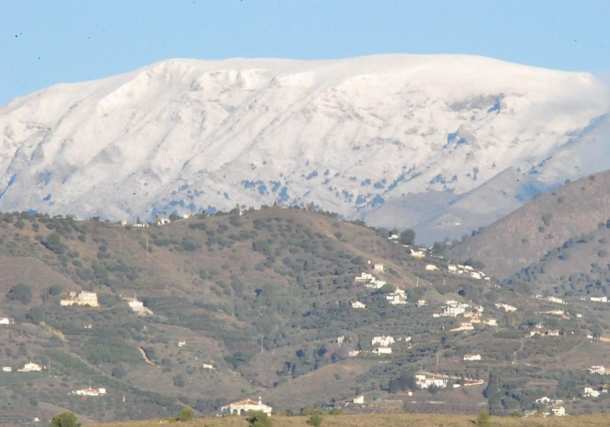 El temporal tiñe de blanco El Torcal alto, La Maroma y la Sierra de las Nieves y deja más de 20 litros en la provincia