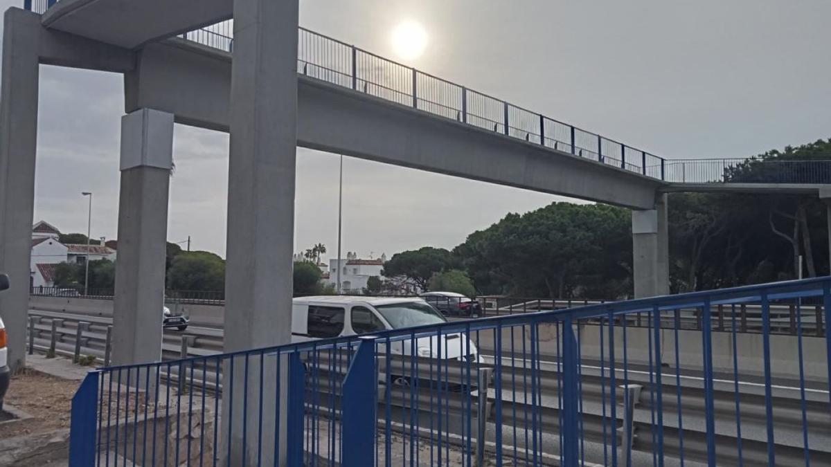 Acaban las obras de reparación de 12 pasarelas peatonales que cruzan la A-7 entre Estepona y Mijas