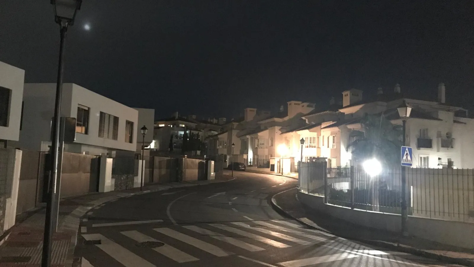 Vecinos denuncian la falta de luz en varios puntos de la urbanización Riviera, en Mijas