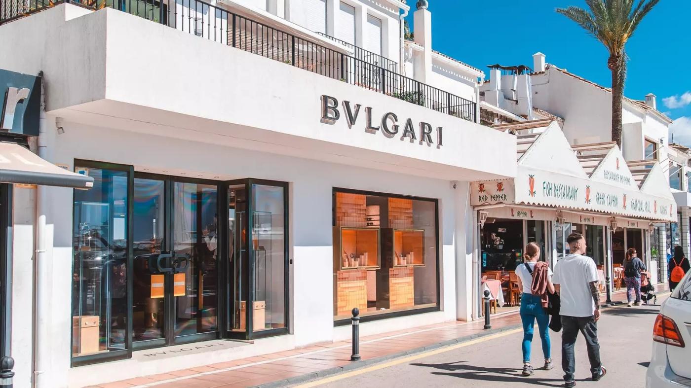 Las boutiques de Puerto Banús facturan más de 310 millones en moda y accesorios de lujo en 2024