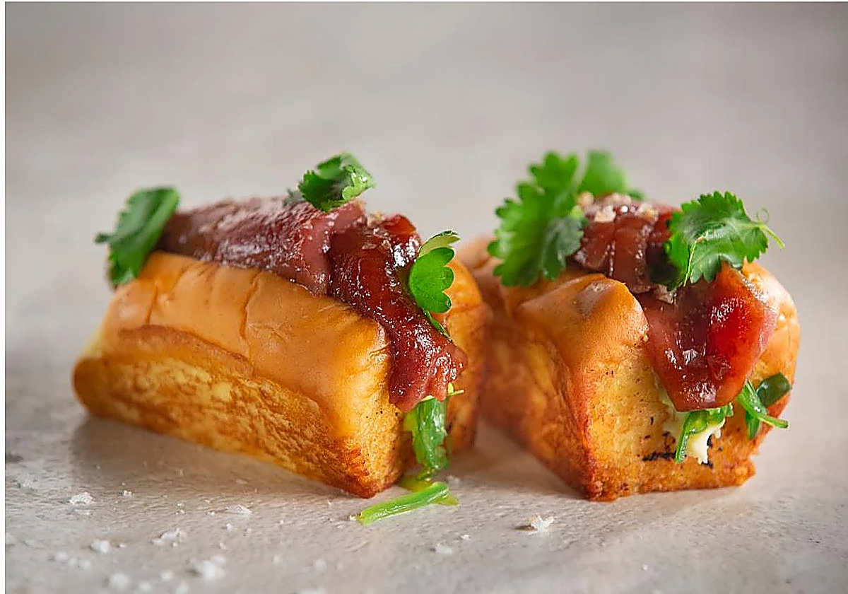 El restaurante de Málaga que se ha hecho famoso por su singular 'perrito caliente' y que es una de las mejores aperturas del año