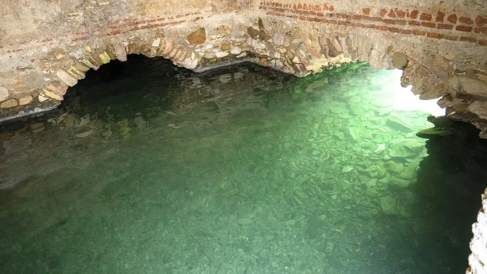 El balneario de Málaga que huele a azufre, guarda una leyenda del diablo y en el que bañarse es gratis