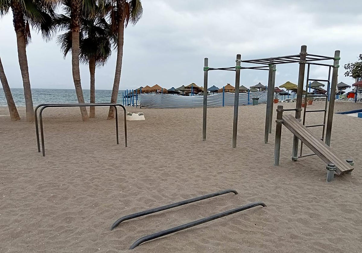 Mijas invierte casi medio millón de euros para renovar el equipamiento de las playas