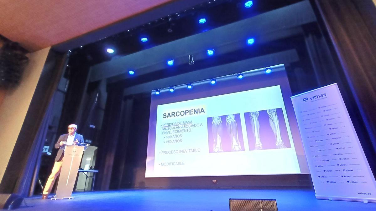 Más de cien mayores aprenden con el Hospital Vithas Xanit Internacional la importancia del ejercicio de fuerza para su salud