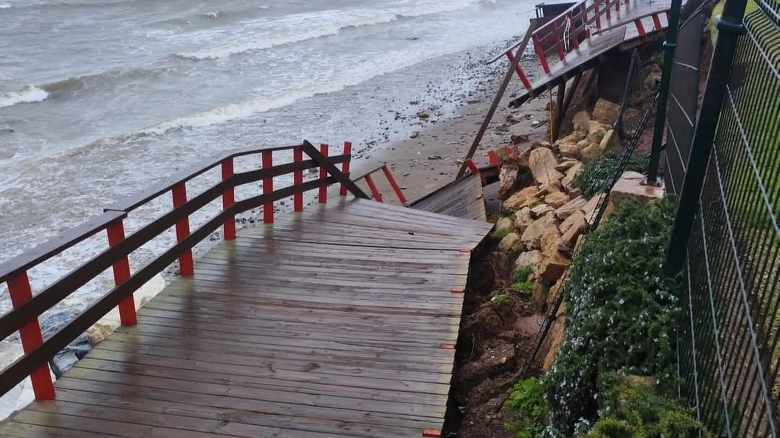 Los vientos de la borrasca Leonardo provocan daños en la Senda Litoral de Mijas
