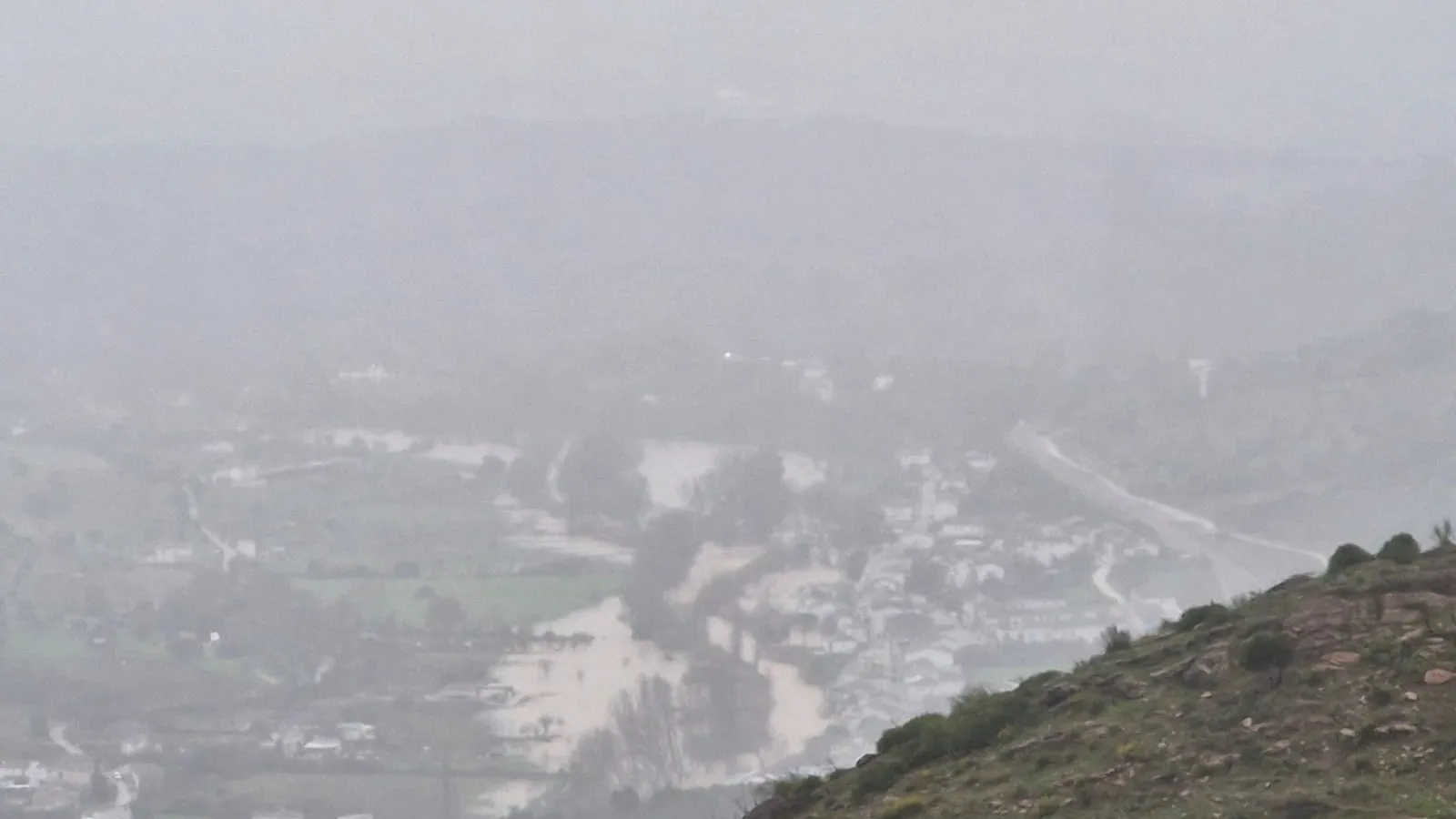 El temporal provoca un desprendimiento entre Jimera de Líbar y Cortes de la Frontera, afectadas por la crecida del río
