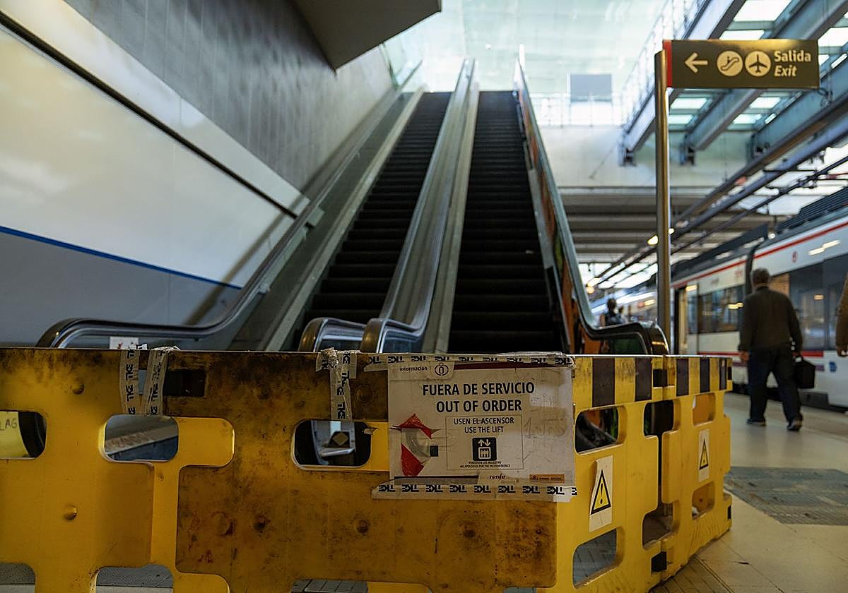 Las escaleras del Cercanías en el aeropuerto comienzan a funcionar después de un año paradas