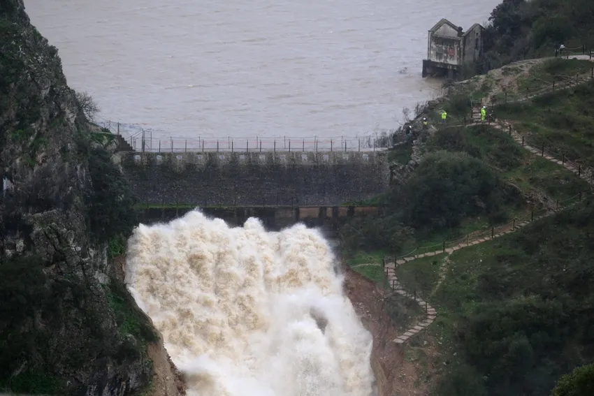 Imagen histórica: la presa de Montejaque comienza a desaguar tras alcanzar el límite de su capacidad