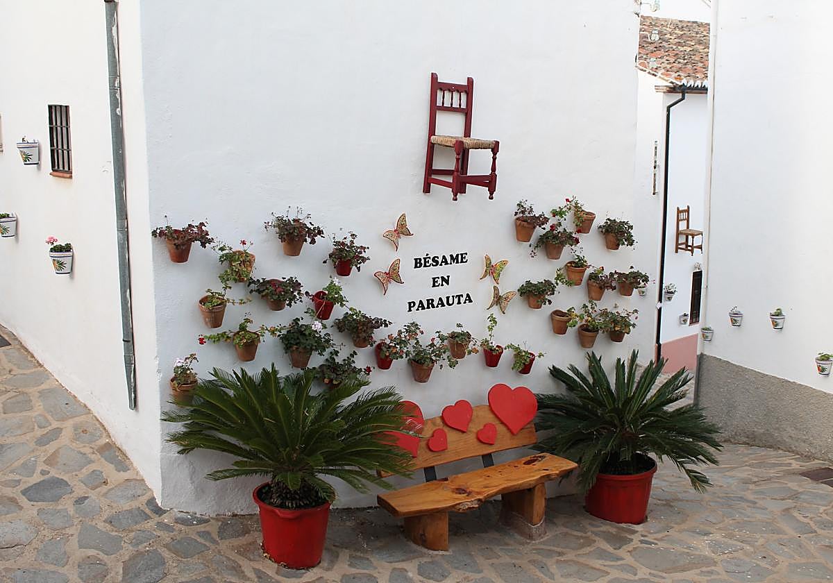 Los pueblos de Málaga que quieren besos: casi una veintena de rincones invitan a muestras de cariño