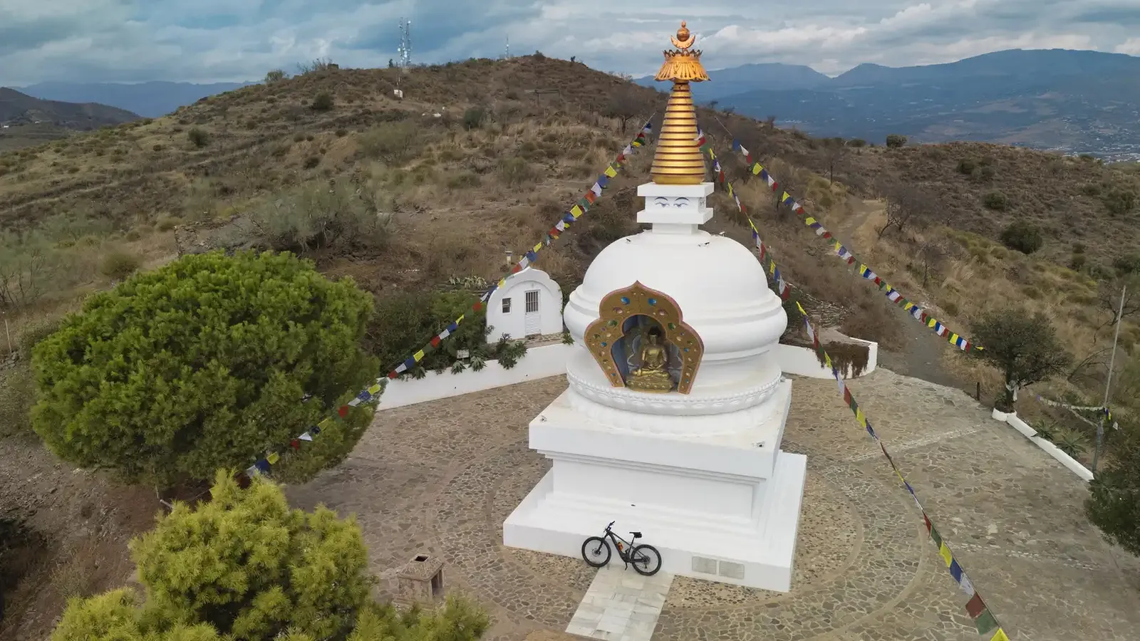 Fue la primera estupa en construirse en toda España, está en este pueblo de Málaga y esta ruta de senderismo es genial para descubrirla