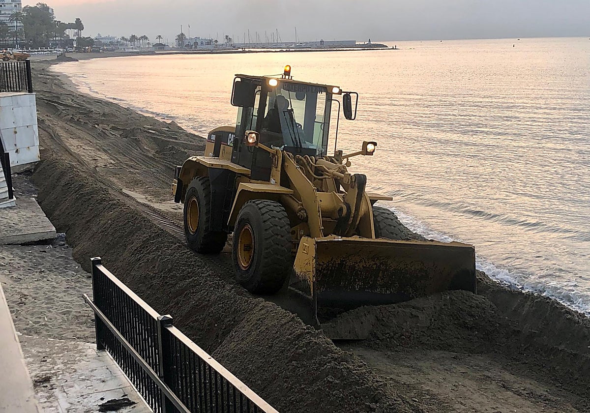 Marbella actúa de urgencia en las playas de El Faro y La Fontanilla tras los graves daños provocados por los temporales