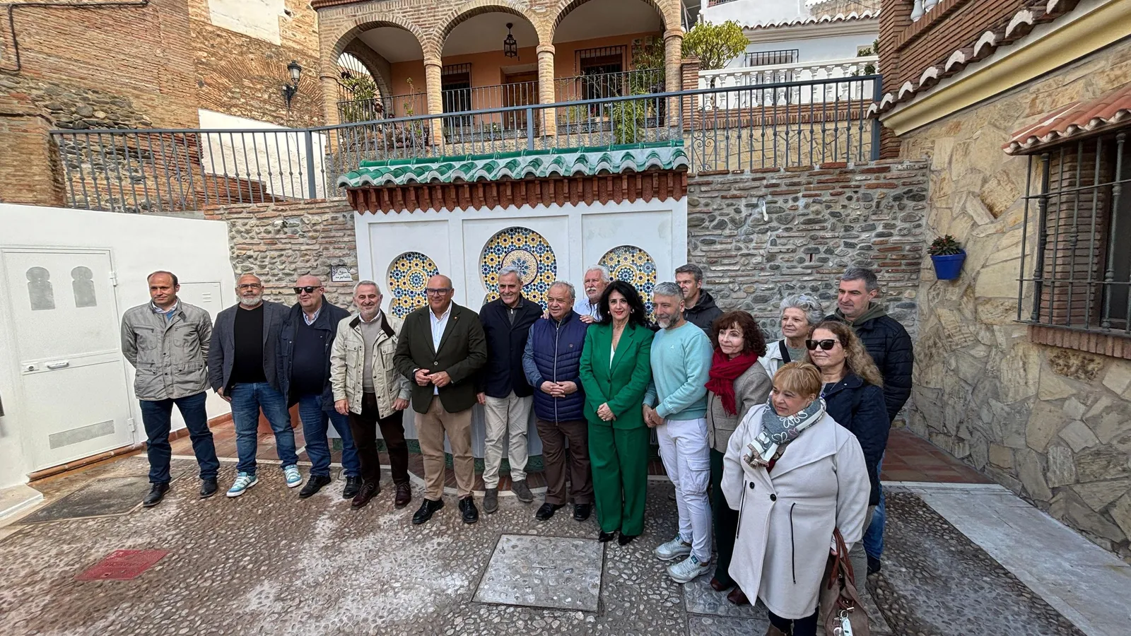 La calle Real de La Villa de Vélez-Málaga estrena una fuente andalusí saldando una 