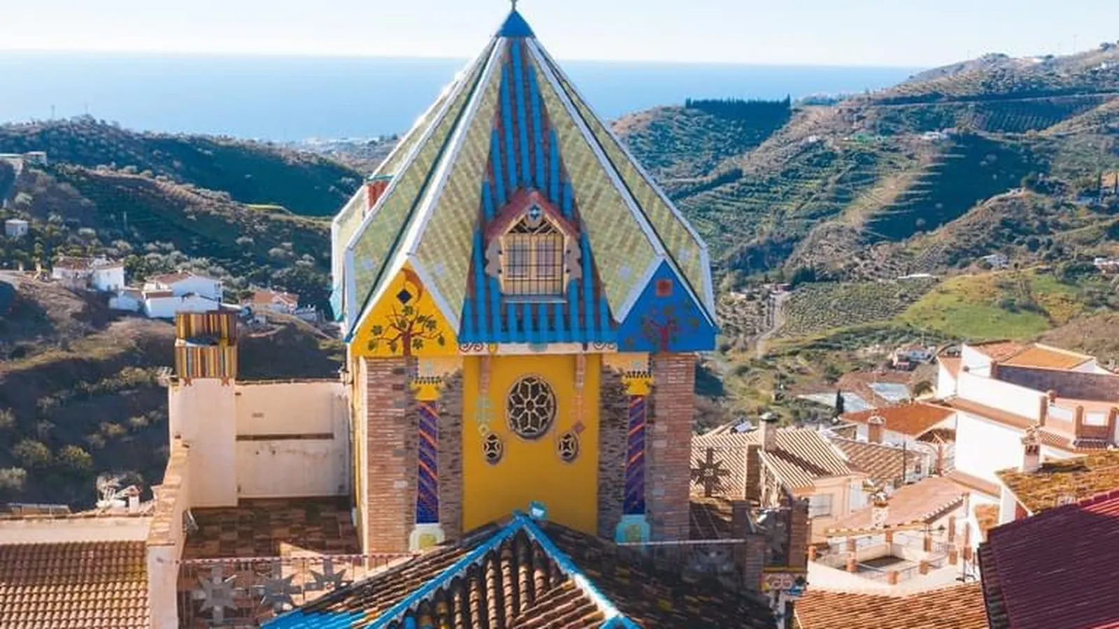 El capricho escondido en un aldea de Málaga: una torre de colores, cinco plantas y más de 200 obras que construyó un vecino inspirado en Gaudí