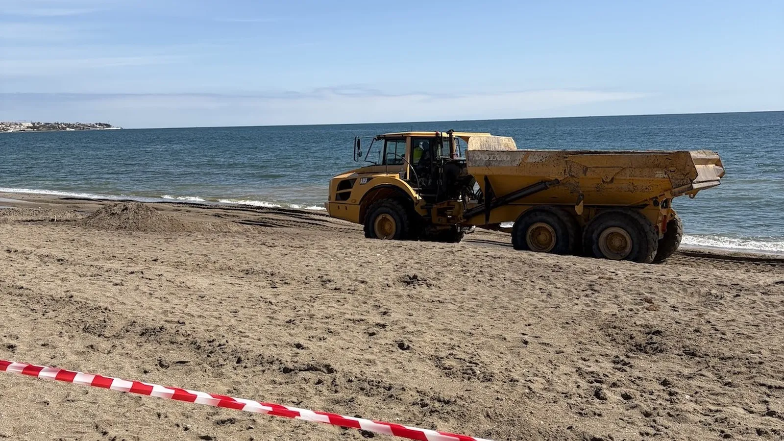 Mijas inicia los trabajos de regeneración de las playas afectadas por los temporales