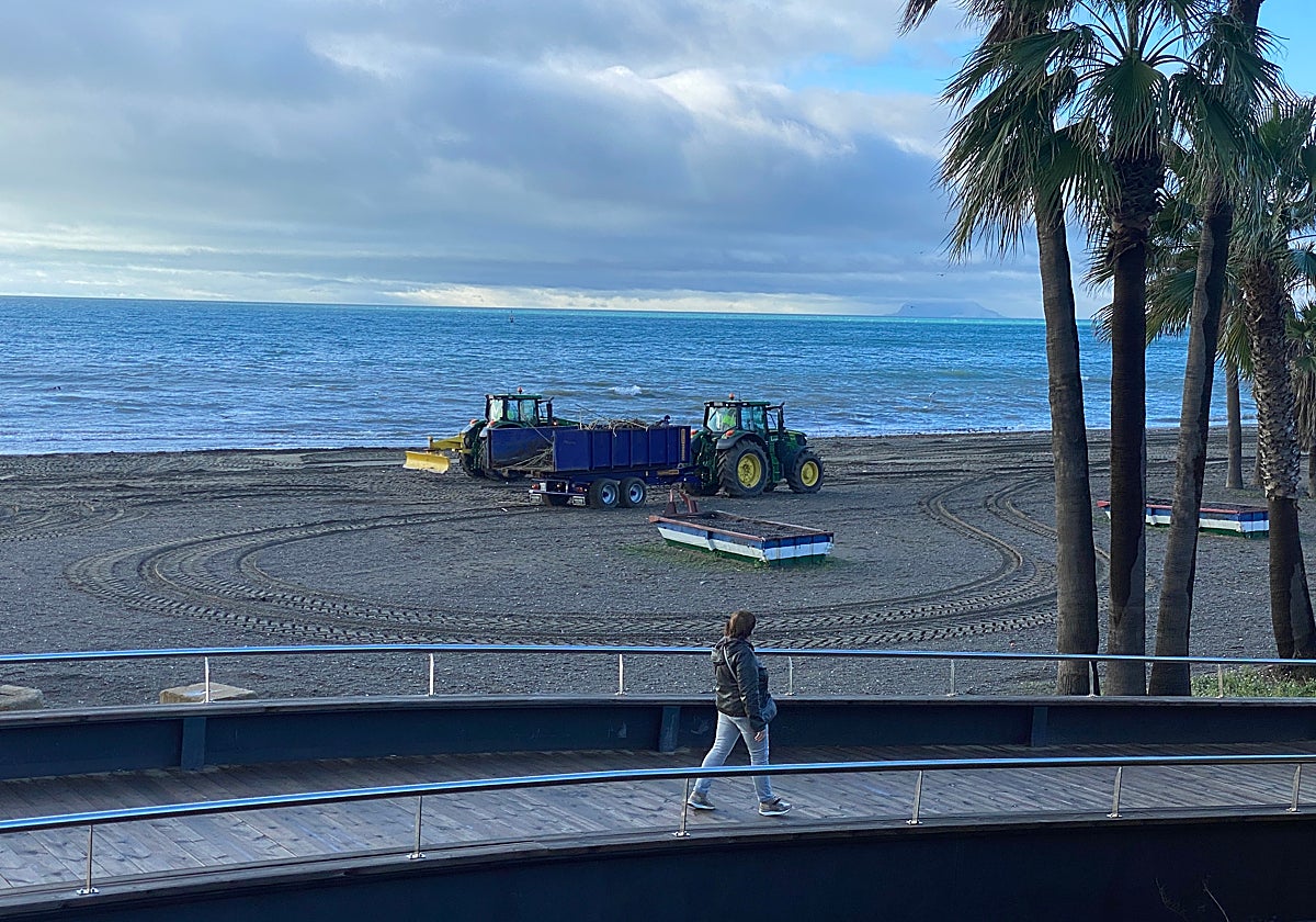 Estepona refuerza la puesta a punto de su litoral y entornos naturales de cara a Semana Santa
