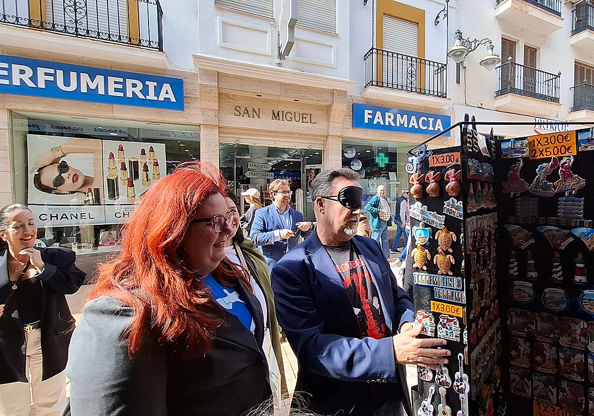 300 metros a ciegas en Torremolinos para concienciar sobre el día a día de las personas con problemas de visión