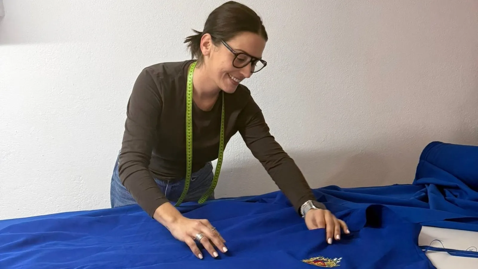 La hermana que cose las túnicas de los nazarenos de La Amargura de Marbella