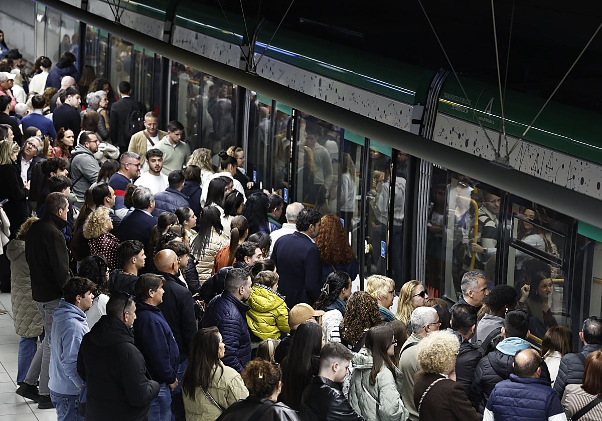 Trenes abarrotados y largas colas para coger el metro por la huelga este Lunes Santo en Málaga