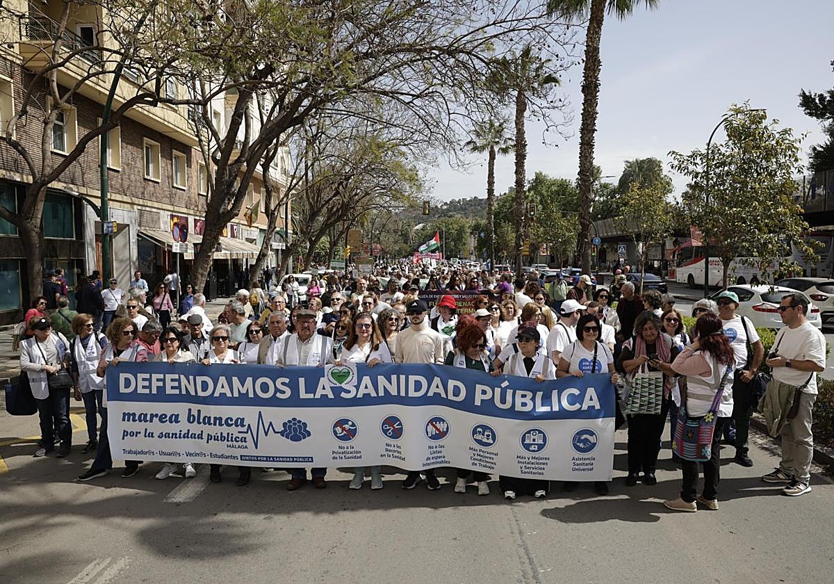 Miles de personas se manifiestan en Málaga en defensa de la sanidad pública