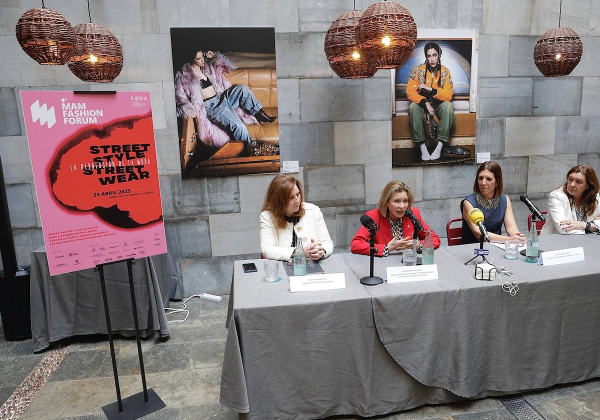 Luis de Javier, María Escoté, Álvaro Calafat y Álex de la Croix, en el Fashion Forum del Museo del Automóvil y la Moda de Málaga