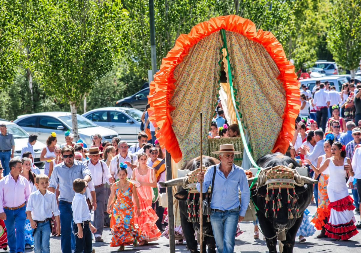 San Miguel Pilgrimage fills the streets today with 54 decorated carts and live music in Los Pinares