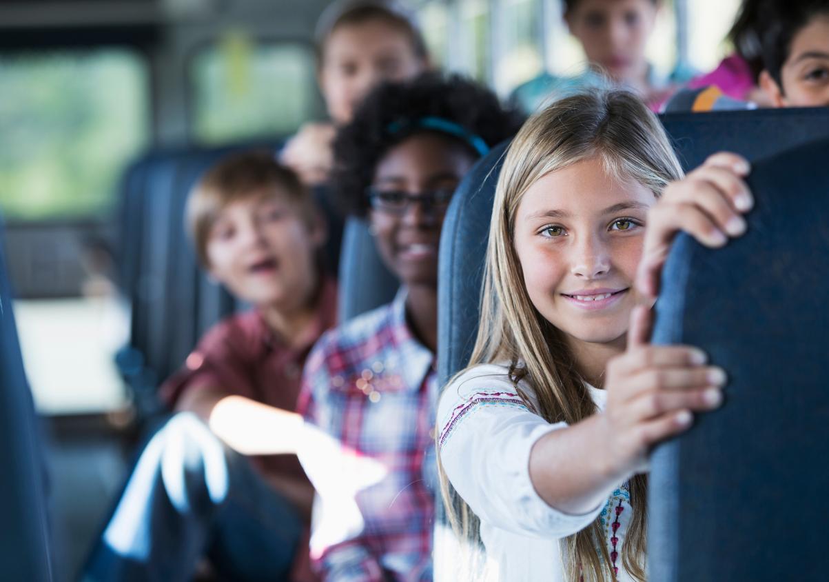 Transporte escolar y universitario en Marbella 2026/2027: listas definitivas, requisitos y qué hacer si aún necesitas plaza