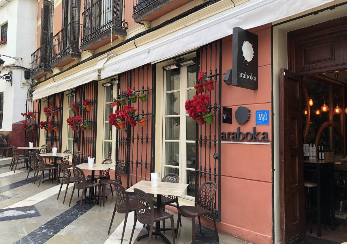 Tres restaurantes de Málaga donde volver al cuchareo este otoño: gazpachuelo, berzas y guisos con mucha tradición